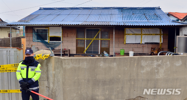 [해남=뉴시스]변재훈 기자 = 경찰과 국립과학수사연구원 등으로 꾸려진 합동감식반이 26일 전남 해남 현산면 외국인 근로자 숙소 화재 현장에서 합동 감식을 벌이기 앞서 현장출입이 통제되고 있다. 앞서 전날 오후 3시37분께 이 숙소에서 발생한 불로 태국인 국적의 근로자 3명이 숨졌다. 2020.01.26.&nbsp; wisdom21@newsis.com