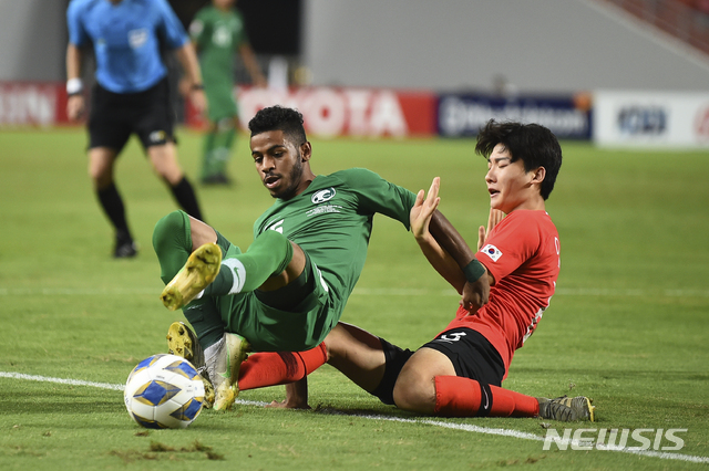 Hussain Alessa of Saudi Arabia, left, fights for the ball with Kang Yoon-seong of South Korea during the AFC U-23 Championship 2020 final round at Rajamangala national stadium Bangkok, Thailand, Sunday, Jan. 26, 2020. (AP Photo/Thanachote Thanawikran)