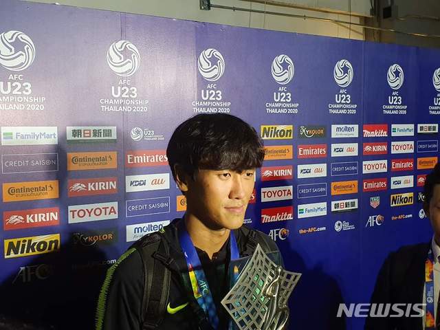 [방콕=뉴시스]박지혁 기자 = AFC U-23 챔피언십 MVP 수상한 원두재 fgl75@newsis.com