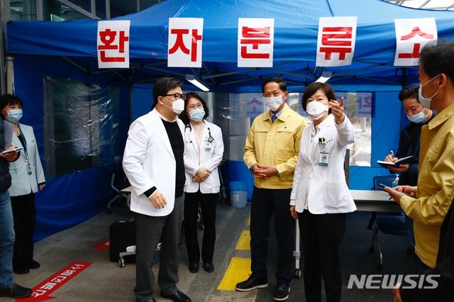 세번째 '신종 코로나 바이러스' 확진자가 경기 고양시에서 발생한 가운데 27일 오전 이재준 고양시장이 일산병원을 찾아 김성우 병원장에게 환자 분류소 등 시설을 설명 받고 있다. (사진=일산병원 제공)