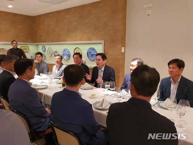 [서울=뉴시스]이재용 삼성전자 부회장은 설 연휴 기간에 브라질을 찾아 명절 현장 경영을 이어갔다. 사진은 26일(현지시간) 이재용 부회장이 브라질 현지 임직원들과 인사를 나누는 모습. 2020.01.27 (사진 = 삼성전자 제공) photo@newsis.com&nbsp; 