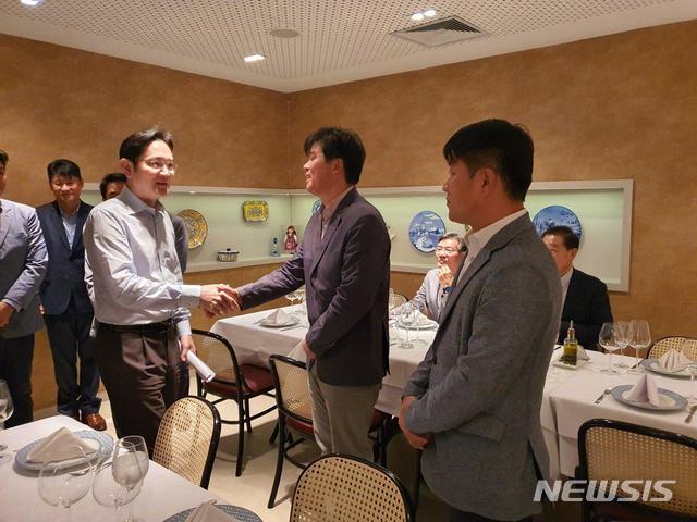 [서울=뉴시스]이재용 삼성전자 부회장은 설 연휴 기간에 브라질을 찾아 명절 현장 경영을 이어갔다. 사진은 26일(현지시간) 이재용 부회장이 브라질 현지 임직원들과 인사를 나누는 모습. 2020.01.27 (사진 = 삼성전자 제공) photo@newsis.com 