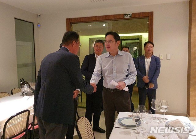 [서울=뉴시스]이재용 삼성전자 부회장은 설 연휴 기간에 브라질을 찾아 명절 현장 경영을 이어갔다. 사진은 26일(현지시간) 이재용 부회장이 브라질 현지 임직원들과 인사를 나누는 모습. 2020.01.27 (사진 = 삼성전자 제공) photo@newsis.com 