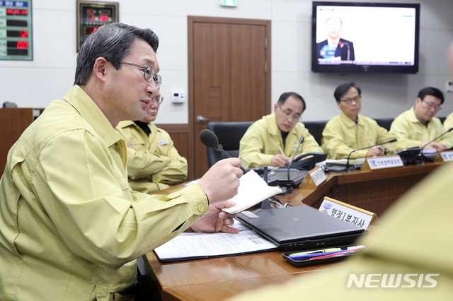 【수원=뉴시스】 김경호 기자= 27일 오후 경기도청 재난상황실에서 김희겸(왼쪽) 경기도 행정1부지사 주재로 신종 코로나바이러스 감염증(우한 폐렴) 관련 회의를 하고 있다. 2020.01.27(사진= 경기도 제공) photo@newsis.com 