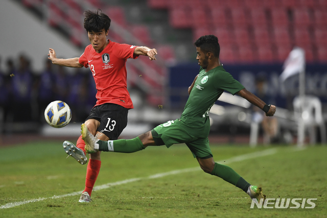 [방콕=AP/뉴시스]김진야(왼쪽)가 26일(현지시간) 태국 방콕의 라자망갈라 경기장에서 열린 아시아축구연맹(AFC) U-23 챔피언십 사우디아라비아와의 결승전에서 공을 다투고 있다. 대한민국은 0-0 무승부 이후 돌입한 연장 후반 8분 터진 정태욱의 결승 골로 1-0으로 승리해 처음으로 이 대회 우승을 차지했다. 2020.01.27. 