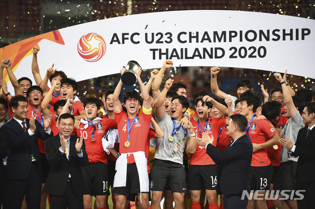 [방콕=AP/뉴시스]대한민국 주장 이상민(가운데)이 26일(현지시간) 태국 방콕의 라자망갈라 경기장에서 막을 내린 아시아축구연맹(AFC) U-23 챔피언십 우승컵을 들고 동료들과 시상대에 올라 환호하고 있다. 김학범 감독이 이끈 대한민국은 사우디와의 0-0 무승부 이후 연장 후반 8분 터진 정태욱의 결승 골로 1-0으로 승리해 이 대회 첫 우승을 차지했다. 2020.01.27. 