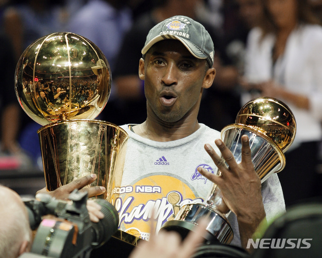 [올랜도=AP/뉴시스] LA 레이커스가 2008~2009 미국프로농구(NBA) 파이널에서 우승한 뒤 우승 트로피와 MVP 트로피를 모두 안고 있는 코비 브라이언트. 2009.06.14 