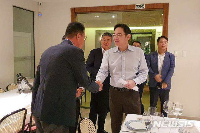 [서울=뉴시스]삼성전자는 이재용 부회장이 설 연휴 기간에 브라질을 찾아 명절 현장 경영을 이어갔다고 27일 밝혔다. 사진은 26일(현지시간) 이 부회장이 브라질 마나우스 현지 임직원들과 인사하는 모습. (사진=삼성전자 제공) 2020.01.27. photo@newsis.com