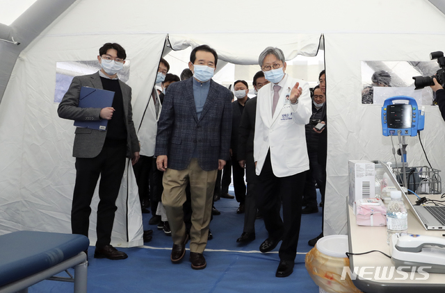 [서울=뉴시스]최진석 기자 = 정세균 국무총리가 27일 서울 동작구 보라매병원을 찾아 신종 코로나바이러스 감염대응 상황을 점검하고 있다. 2020.01.27. myjs@newis.com
