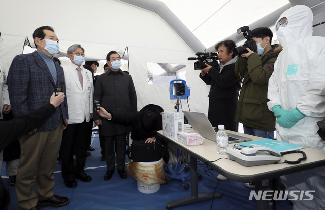 [서울=뉴시스]최진석 기자 = 정세균 국무총리가 27일 서울 동작구 보라매병원을 찾아 신종 코로나바이러스 감염대응 상황을 점검하며 관계자를 격려하고 있다. 2020.01.27.myjs@newis.com