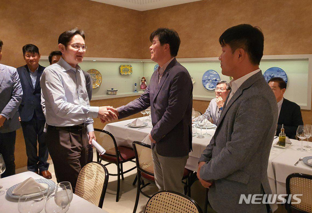 [서울=뉴시스]삼성전자는 이재용 부회장이 설 연휴 기간에 브라질을 찾아 명절 현장 경영을 이어갔다고 27일 밝혔다. 사진은 26일(현지시간) 이 부회장이 브라질 마나우스 현지 임직원들과 인사하는 모습. (사진=삼성전자 제공) 2020.01.27.&nbsp; photo@newsis.com