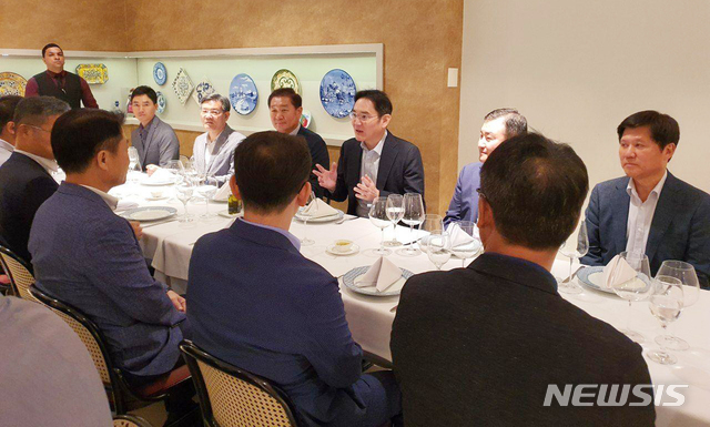 [서울=뉴시스]삼성전자는 이재용 부회장이 설 연휴 기간에 브라질을 찾아 명절 현장 경영을 이어갔다고 27일 밝혔다. 사진은 26일(현지시간) 이 부회장이 브라질 마나우스 현지 임직원들과 대화하는 모습. (사진=삼성전자 제공) 2020.01.27.&nbsp; photo@newsis.com