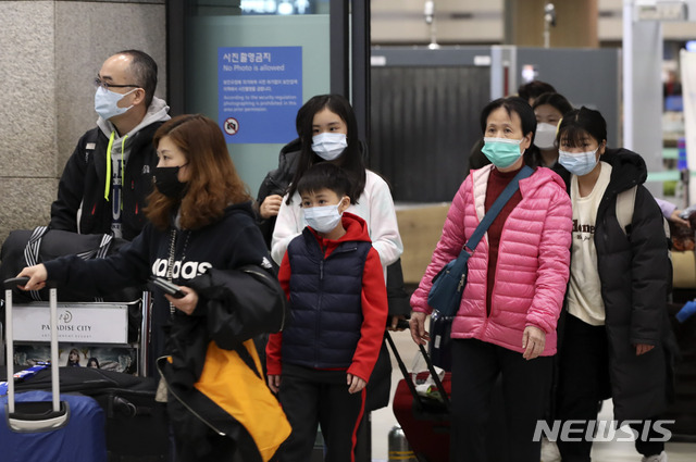 [인천공항=뉴시스] 고범준 기자 = 국내에서 네번째 신종 코로나바이러스 감염증 '우한 폐렴' 확진환자가 발생한 가운데 27일 오후 인천국제공항 제1여객터미널에서 마스크를 쓴 승객들이 입국하고 있다. 질병관리본부는 '우한 폐렴'으로 불리는 신종 코로나바이러스 감염증 확산을 막기 위해 내일(28일)일부터 중국에서 들어오는 모든 입국자의 건강상태질문서 제출을 의무화하기로 했다. 2020.01.17.  bjko@newsis.com