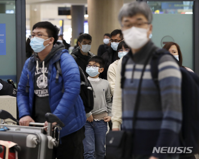 [인천공항=뉴시스] 고범준 기자 = 국내에서 네번째 신종 코로나바이러스 감염증 '우한 폐렴' 확진환자가 발생한 가운데 27일 오후 인천국제공항 제1여객터미널에서 마스크를 쓴 승객들이 입국하고 있다. 질병관리본부는 '우한 폐렴'으로 불리는 신종 코로나바이러스 감염증 확산을 막기 위해 내일(28일)일부터 중국에서 들어오는 모든 입국자의 건강상태질문서 제출을 의무화하기로 했다. 2020.01.17. bjko@newsis.com