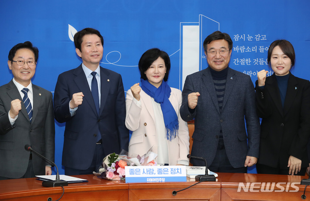 [서울=뉴시스] 고승민 기자 = 더불어민주당 이인영 원내대표와 영입인재 13호 이수진 전 부장판사가 27일 서울 여의도 국회에서 열린 당 인재영입 발표식에서 기념촬영하고 있다. 2020.01.27.kkssmm99@newsis.com