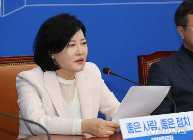 [서울=뉴시스] 고승민 기자 = 더불어민주당 영입인재 13호 이수진 전 부장판사가 27일 서울 여의도 국회에서 열린 당 인재영입 발표식에서 발언하고 있다. 2020.01.27. kkssmm99@newsis.com