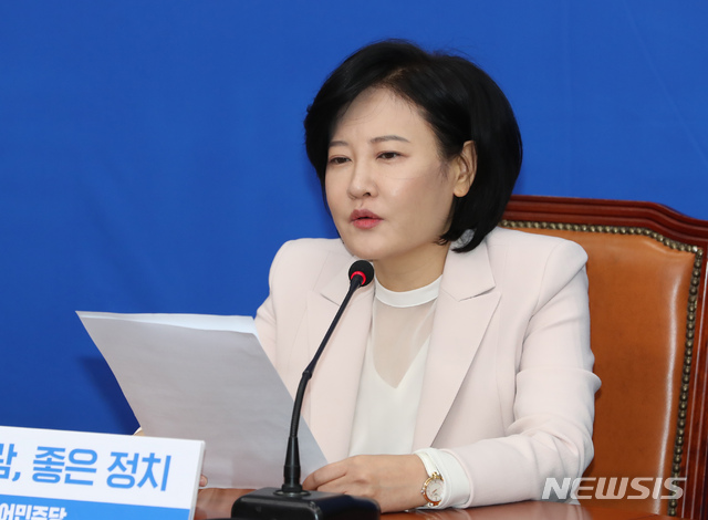 [서울=뉴시스] 고승민 기자 = 더불어민주당 영입인재 13호 이수진 전 부장판사가 27일 서울 여의도 국회에서 열린 당 인재영입 발표식에서 발언하고 있다. 2020.01.27. kkssmm99@newsis.com