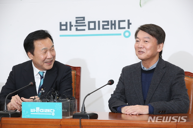 [서울=뉴시스] 고승민 기자 = 바른미래당 손학규 대표와 안철수 전 의원이 27일 서울 여의도 국회에서 당 현안 문제를 논의하기 위해 회동하고 있다. 2020.01.27.&nbsp;&nbsp; kkssmm99@newsis.com