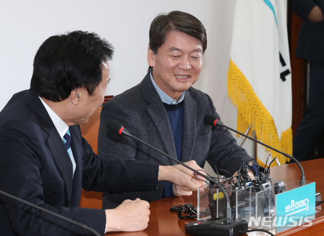 [서울=뉴시스] 고승민 기자 = 바른미래당 손학규 대표와 안철수 전 의원이 27일 서울 여의도 국회에서 당 현안 문제를 논의하기 위해 회동하고 있다. 2020.01.27.kkssmm99@newsis.com