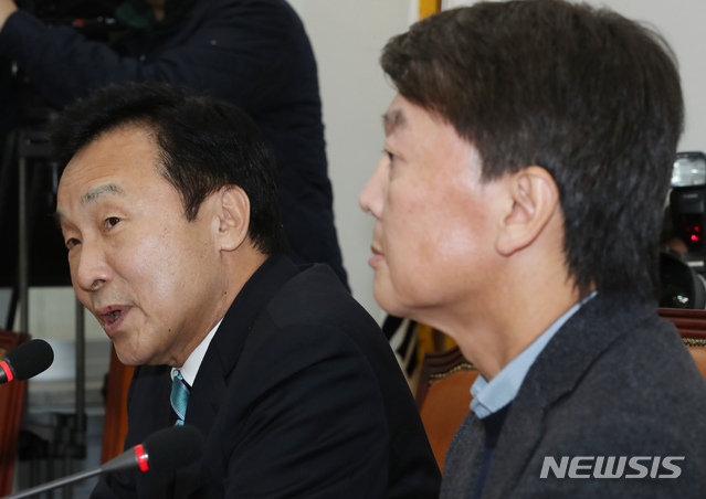 [서울=뉴시스] 고승민 기자 = 바른미래당 손학규 대표와 안철수 전 의원이 27일 서울 여의도 국회에서 당 현안 문제를 논의하기 위해 회동하고 있다. 2020.01.27.kkssmm99@newsis.com