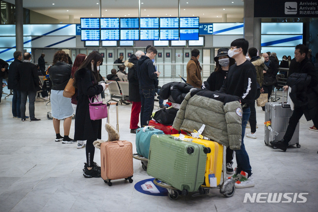 [파리=AP/뉴시스] 중국 베이징에서 27일 프랑스 파리 샤를 드골 국제공항에 도착한 중국인들이 마스크를 쓰고 있다. 프랑스에서도 3명의 '우한폐렴' 확진자가 발생했다. 프랑스 정부는 우한에 있는 자국민 수백명을 곧 전세기로 귀국시킬 계획이라고 26일 밝혔다. 2020.01.27 