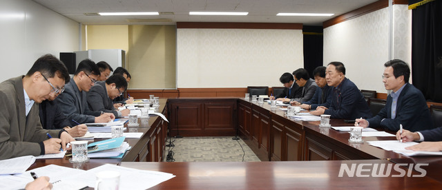 [서울=뉴시스]홍남기 경제부총리 겸 기획재정부 장관이 27일 오후 서울 종로구 정부서울청사에서 열린 '신종 코로나 바이러스 관련 긴급 간부회의'를 주재하고 있다. (사진=기획재정부 제공) 2020.01.27.&nbsp; photo@newsis.com