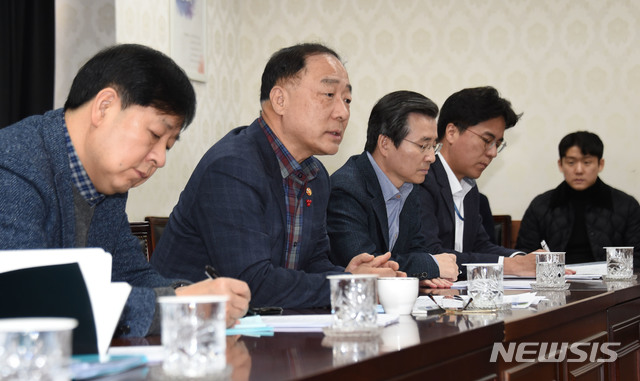 [서울=뉴시스]홍남기 경제부총리 겸 기획재정부 장관이 27일 오후 서울 종로구 정부서울청사에서 열린 '신종 코로나 바이러스 관련 긴급 간부회의'를 주재하고 있다. (사진=기획재정부 제공) 2020.01.27.&nbsp; photo@newsis.com