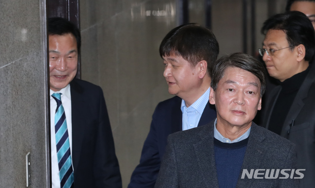 [서울=뉴시스] 고승민 기자 = 안철수 전 의원이 27일 서울 여의도 국회에서 손학규 바른미래당 대표와 당 현안 문제를 논의하기 위한 비공개 회동을 마친 후 회의실을 나서고 있다. 2020.01.27.&nbsp;&nbsp;&nbsp;&nbsp;&nbsp; kkssmm99@newsis.com