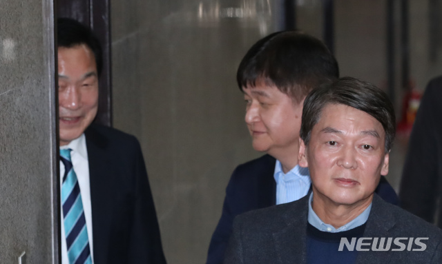[서울=뉴시스] 고승민 기자 = 안철수 전 의원이 27일 서울 여의도 국회에서 손학규 바른미래당 대표와 당 현안 문제를 논의하기 위한 비공개 회동을 마친 후 회의실을 나서고 있다. 2020.01.27.&nbsp;&nbsp;&nbsp; kkssmm99@newsis.com 
