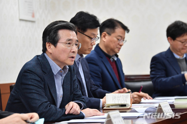 [서울=뉴시스]김용범 기획재정부 차관이 27일 서울 종로구 정부서울청사에서 열린 '확대 거시경제금융회의'를 주재하고 있다. (사진=기획재정부 제공) 2020.01.27. photo@newsis.com