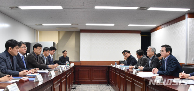 [서울=뉴시스]김용범 기획재정부 차관이 27일 서울 종로구 정부서울청사에서 열린 '확대 거시경제금융회의'를 주재하고 있다. (사진=기획재정부 제공) 2020.01.27. photo@newsis.com