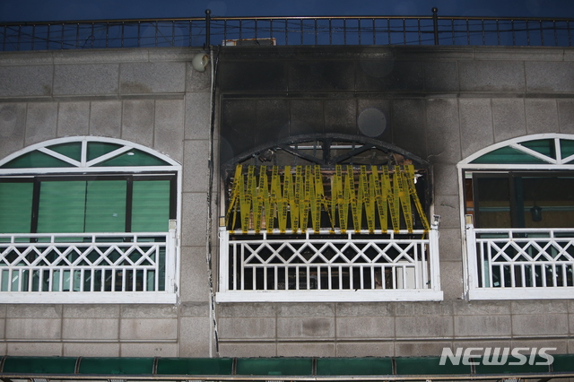 [강릉=뉴시스] 설날인 지난 1월 25일 오후 강원 동해시 묵호진동의 한 펜션에서 가스 폭발 사고가 나 같은 방에 투숙한 일가족 등 7명이 사망하는 사고가 발생했다. (사진= 뉴시스 DB). photo@newsis.com