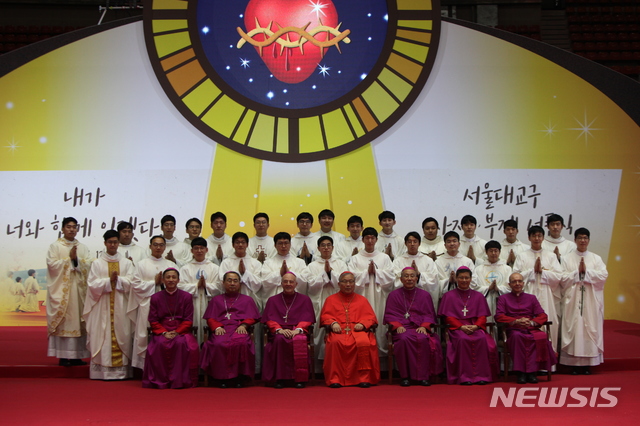 [서울=뉴시스]천주교 서울대교구가 다음달 6, 7일 각각 부제·사제 서품식을 거행한다. 사진은 지난해 사제 서품식 모습 (사진=천주교 서울대교구 제공) 2020.01.28 photo@newsis.com 