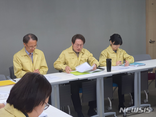 [서울=뉴시스]김정현 기자= 조희연 서울시교육감(가운데)이 28일 오전 9시 신종 코로나바이러스 감염증 관련 서울시교육청 실·국장급 대책회의를 주관하고 있다. 2020.01.28.ddobagi@newsis.com