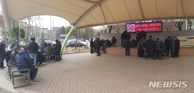 [안산=뉴시스]천의현기자=28일 안산시 단원구 원곡동 외국인지원본부 앞 광장에 중국인 수십여명이 모여 장기와 카드게임을 하고 있다. 