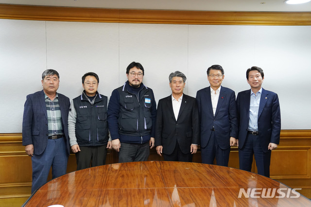 [서울=뉴시스] 지난 27일 서울 중구 명동 은행연합회 14층에서 (오른쪽부터)이인영 더불어민주당 원내대표, 은성수 금융위원회 위원장, 윤종원 IBK기업은행장, 김형섭 기업은행 노조위원장, 박홍배 금융노조 위원장 당선인, 김동명 한국노총 위원장 당선인이 노사 공동선언에 합의한 후 기념사진을 촬영하고 있다. (사진= 기업은행 노조 제공) 2020.1.28. photo@newsis.com&nbsp; 