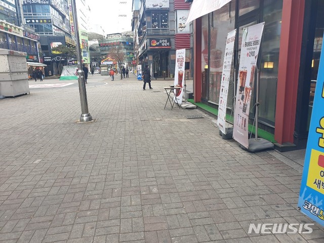 한산한 일산 라페스타 거리.