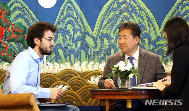 [서울=뉴시스] 박양우 문화체육관광부 장관이 지난 24일(현지시간) 스페인 일간지 'ABC'와 인터뷰를 가졌다.(사진=문화체육관광부 제공) 2020.1.28 photo@newsis.com