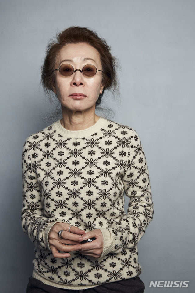 [파크시티=AP/뉴시스]배우 윤여정이 27일(현지시간) 미 유타주 파크시티에서 열리고 있는 제36회 선댄스 영화제에 참석해 영화 '미나리' 홍보용 포트레이트를 찍고 있다. 1980년대 아메리칸드림을 쫓아 미 아칸소주의 농장으로 건너간 한인 가정의 이야기를 담은 영화 '미나리'에는 윤여정, 한예리, 스티븐 연 등이 출연했다. 2020.01.28.