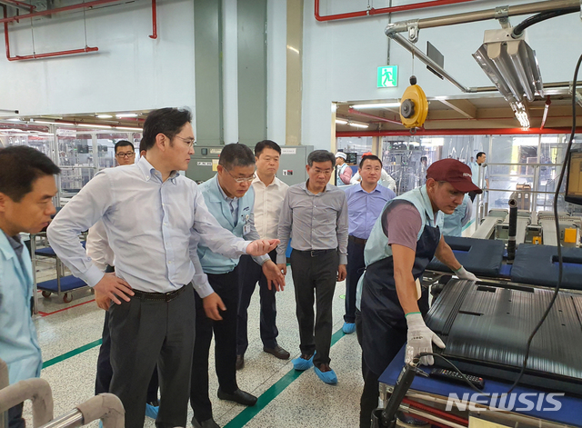 [서울=뉴시스]브라질을 방문중인 이재용 삼성전자 부회장이 27일(현지시간) 삼성전자 마나우스 공장 생산라인 내 TV조립 공정을 살펴보고 있다. (사진=삼성전자 제공) 2020.01.28.&nbsp; photo@newsis.com