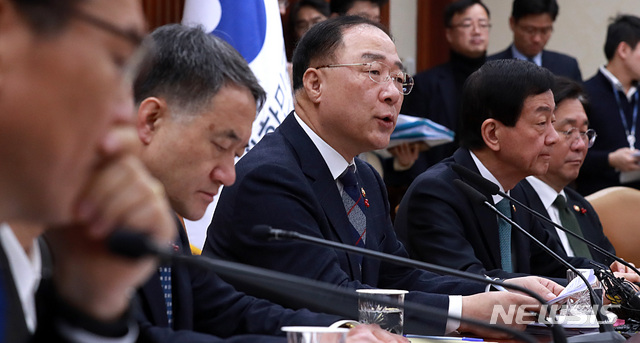 [서울=뉴시스] 이영환 기자 = 홍남기 경제부총리 겸 기획재정부 장관이 28일 오전 서울 종로구 정부서울청사에서 열린 신종 코로나바이러스관련 방역예산지원 및 경제영향 최소화 점검을 위한 긴급 관계장관회의에 참석해 발언을 하고 있다. 2020.01.28.&nbsp;&nbsp; 20hwan@newsis.com