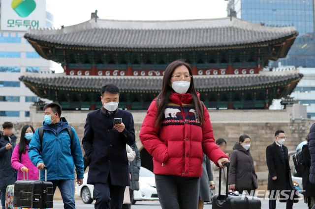 [서울=뉴시스]김근현 기자 = 설 연휴 신종 코로나 바이러스 대응 단계가 경계 단계로 격상된 후 첫 출근길인 28일 오전 서울 중구 숭례문 일대에 시민들이 마스크를 쓴 채 출근하고 있다. 2020.01.28.khkim@newsis.com