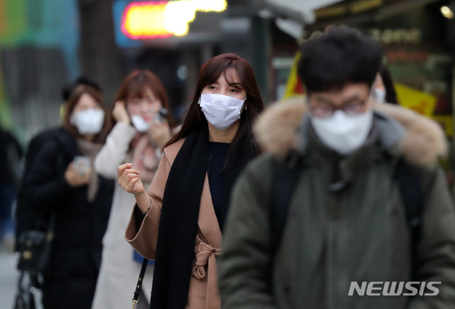 [서울=뉴시스]김근현 기자 = 설 연휴 신종 코로나 바이러스 대응 단계가 경계 단계로 격상된 후 첫 출근길인 28일 오전 서울 중구 숭례문 일대에 시민들이 마스크를 쓴 채 출근하고 있다. 2020.01.28.khkim@newsis.com