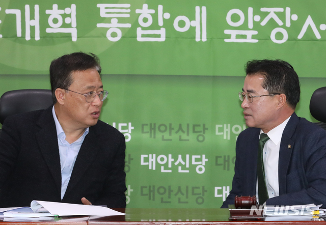 [서울=뉴시스]김명원 기자 = 대안신당 최경환 대표와 유성엽(왼쪽) 통합추진위원장이 28일 오전 서울 여의도 국회 의원회관에서 열린 최고위원·국회의원 연석회의에서 이야기 나누고 있다. 2020.01.28. kmx1105@newsis.com