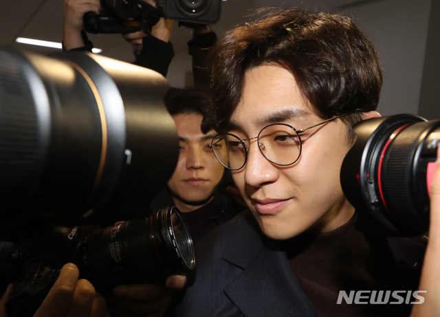 [서울=뉴시스] 고승민 기자 = 미투 의혹이 불거진 더불어민주당 인재영입 2호 원종건 씨가 28일 서울 여의도 국회에서 기자회견을 마친 뒤 국회를 빠져나가고 있다. 원종건 씨는 기자회견에서 "올라온 글은 사실이 아니지만 파렴치한 사람으로 몰려 참담"하다며 "진실공방 자체가 당에 부담드리는 일이라 자연인 신분으로 돌아가겠다"고 밝혔다. 2020.01.28. kkssmm99@newsis.com