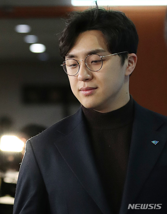 [서울=뉴시스] 김진아 기자 = 미투 논란 의혹이 제기된 더불어민주당 2번째 영입인재인 원종건 씨가 28일 서울 여의도 국회 정론관에서 기자회견을 하기 위해 입장하고 있다. 원 씨는 민주당 영입인재 자격을 반납하겠다고 밝혔다. 2020.01.28 bluesoda@newsis.com