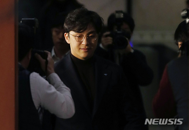 [서울=뉴시스] 김진아 기자 = 미투 논란 의혹이 제기된 더불어민주당 2번째 영입인재인 원종건 씨가 28일 서울 여의도 국회 정론관에서 기자회견을 하기 위해 입장하고 있다. 원 씨는 민주당 영입인재 자격을 반납하겠다고 밝혔다. 2020.01.28 bluesoda@newsis.com