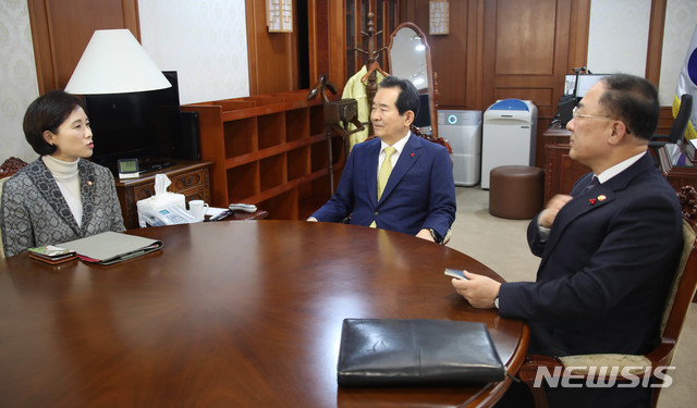 [서울=뉴시스] 이영환 기자 = 정세균(가운데) 국무총리, 홍남기(오른쪽) 경제부총리 겸 기획재정부 장관, 유은혜 사회부총리 겸 교육부 장관이 28일 오전 서울 종로구 정부서울청사 집무실에서 열린 총리-부총리 협의회에 참석해 현안을 논의하고 있다. 2020.01.28. photo@newsis.com