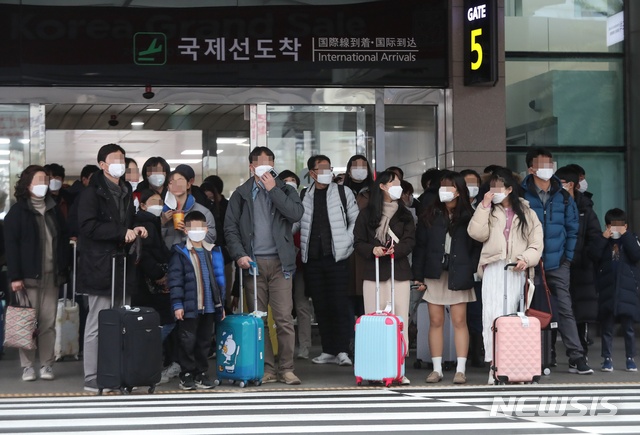 [제주=뉴시스]우장호 기자 = '우한 폐렴'으로 불리는 중국발 신종 코로나바이러스가 무서운 속도로 퍼지고 있는 가운데 28일 제주국제공항에 마스크를 쓴 이용객들이 이동하고 있다. 2020.01.28. woo1223@newsis.com