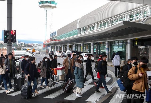 [제주=뉴시스]우장호 기자 = '우한 폐렴'으로 불리는 중국발 신종 코로나바이러스가 무서운 속도로 퍼지고 있는 가운데 28일 제주국제공항에 마스크를 쓴 이용객들이 이동하고 있다. 2020.01.28. woo1223@newsis.com